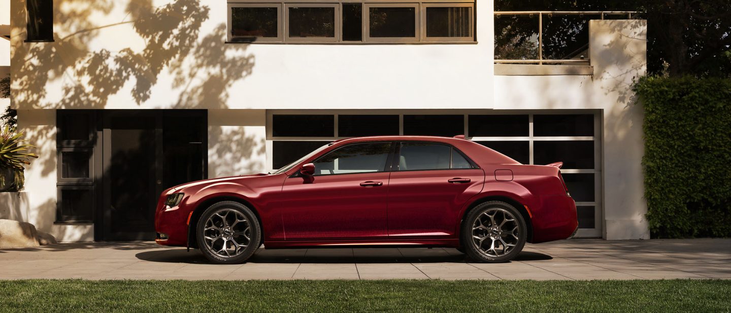 2018 Chrysler 300 drivers side profile